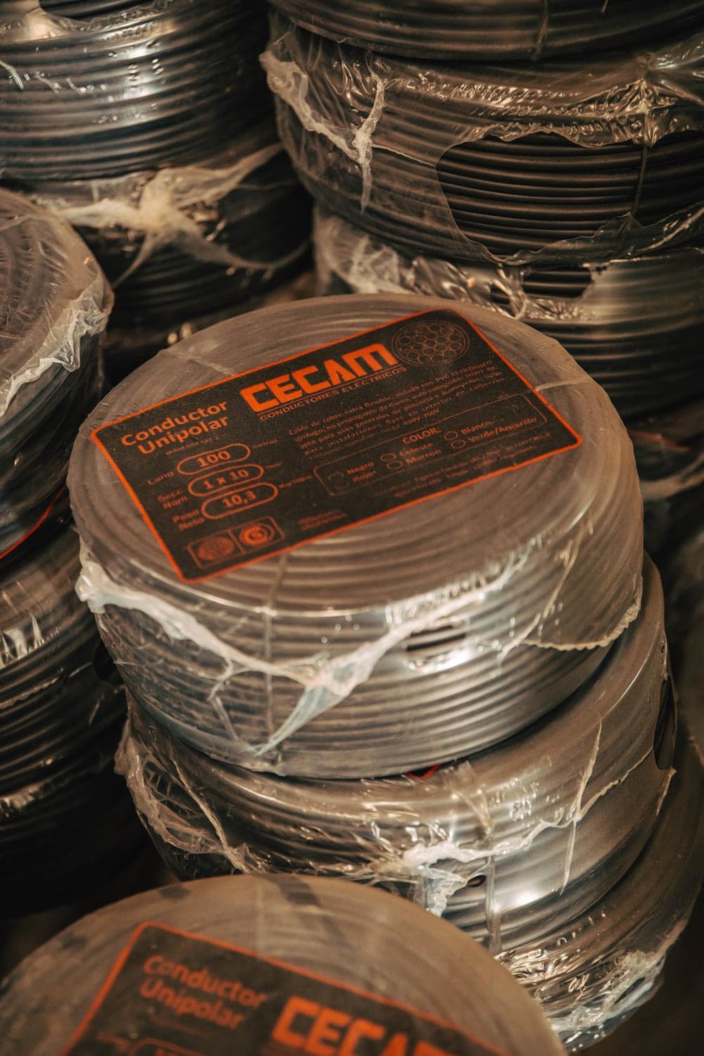 Rollos de conductor unipolar CECAM en planta
